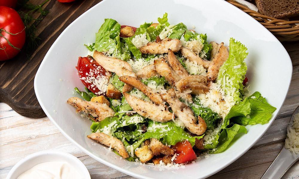 Ensalada cesar con pollo y manzana.