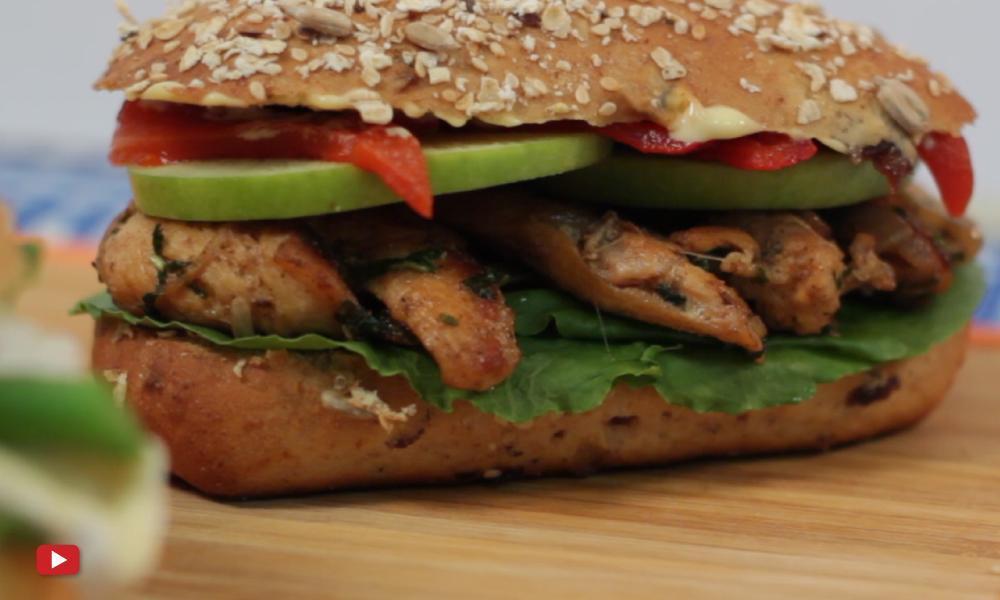 Sándwich de pollo y manzana