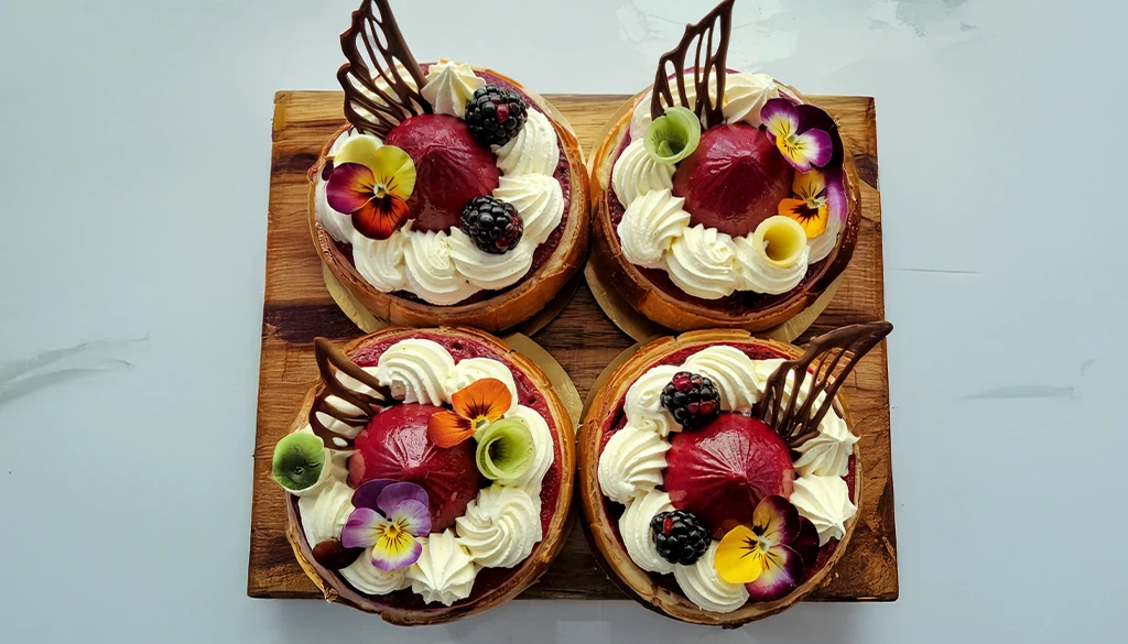 Newyork rolls con semiesfera de frutas silvestres y crema diplomata
